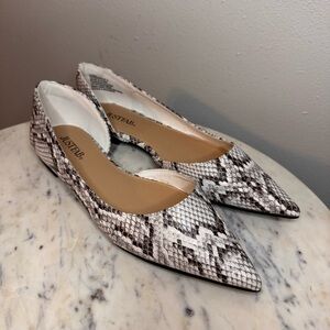 JustFab Snakeskin Flats Size 7.5 M
Vegan Leather shoes MAKE ME AN OFFER!